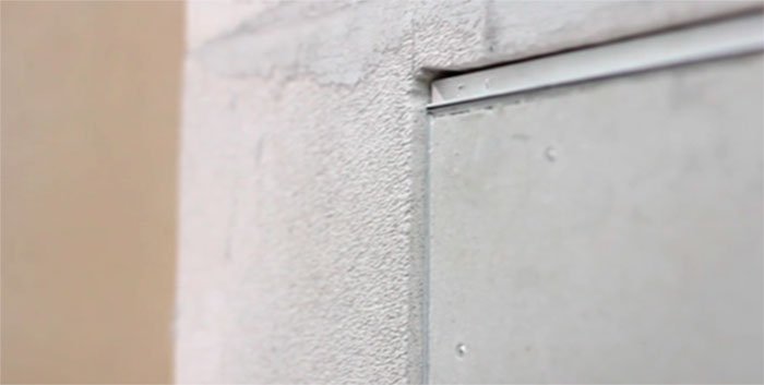 Установка нажимных люков под плитку АлюКлик - помещаем в проем