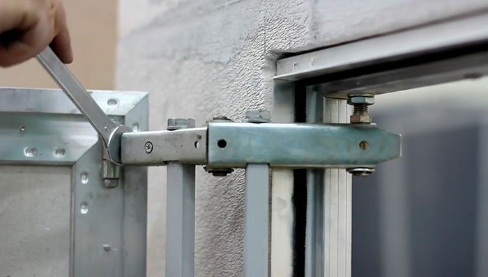 Установка нажимных люков под плитку АлюКлик - регулировка наклона двери