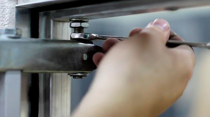 Установка нажимных люков под плитку АлюКлик - регулировка двери по высоте