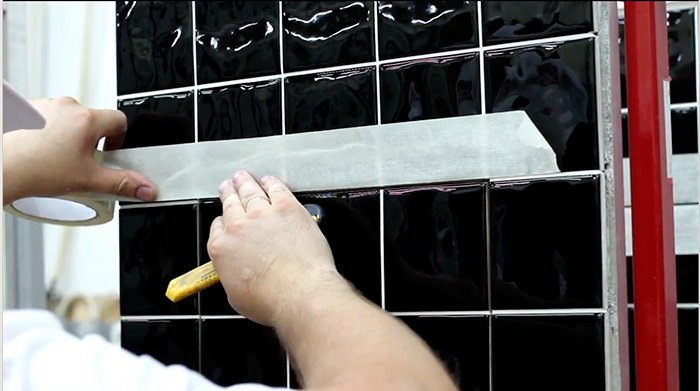 Установка нажимных люков под плитку АлюКлик - нанесение герметика