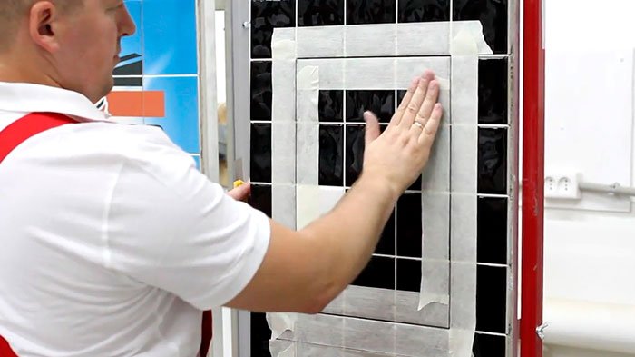 Установка нажимных люков под плитку АлюКлик - нанесение герметика