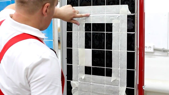 Установка нажимных люков под плитку АлюКлик - уплотняем герметик