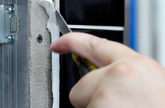 Установка нажимных люков под плитку АлюКлик - удаляем излишки герметика