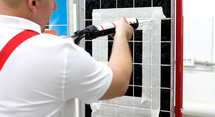 Установка нажимных люков под плитку АлюКлик - нанесение герметика