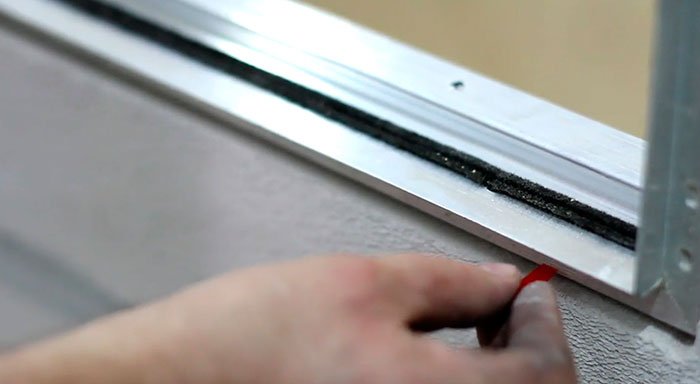 Установка нажимных люков под плитку АлюКлик - подкладываем клинышки