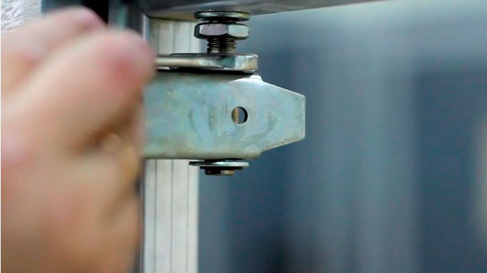 Установка нажимных люков под плитку АлюКлик - регулировка двери по высоте