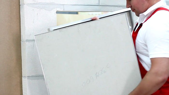 Установка нажимных люков под плитку АлюКлик - вынимаем люк из проема