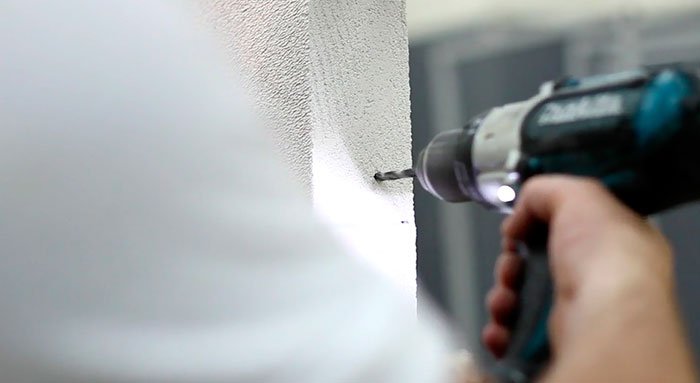 Установка нажимных люков под плитку АлюКлик - сверлим отверстия в ребрах проема