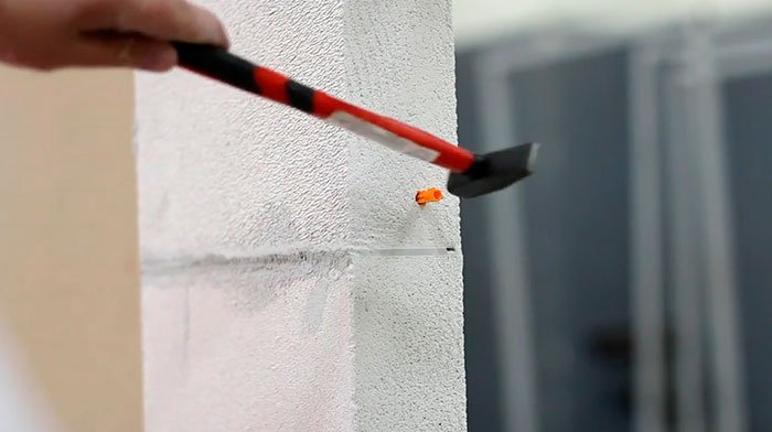 Установка нажимных люков под плитку АлюКлик - забиваем дюбеля