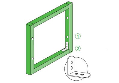 С помощью уголков соберите раму из четырех брусков. Просверлите отверстия в раме, которая будет крепиться к стене в 2 точках.