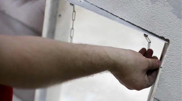 Вставляем раму люк в проем. Крепим к проему саморезами