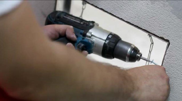 Вставляем раму люк в проем. Крепим к проему саморезами