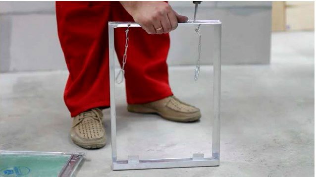 Сверлим отверстия для крепления по периметру рамы люка плитку Т-34 Revizor