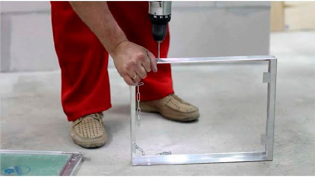 Сверлим отверстия для крепления по периметру рамы люка плитку Т-34 Revizor