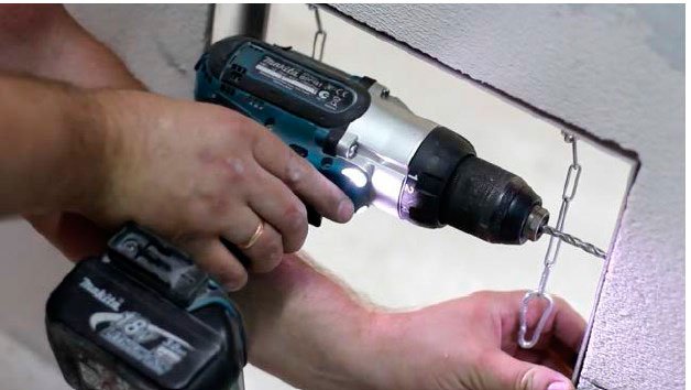 Помещаем раму люка в проем