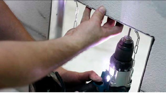 сверлим метки в ребрах проема для последующего крепления