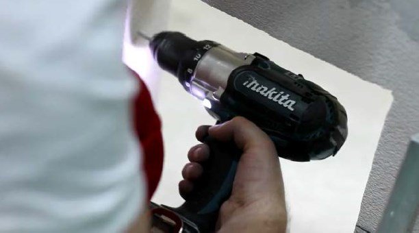 Вынимаем раму из проема. По нанесенным меткам сверлим отверстия в ребрах проема