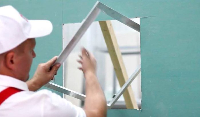 Установка Ультиматум Revizor - вставляем люк в проем